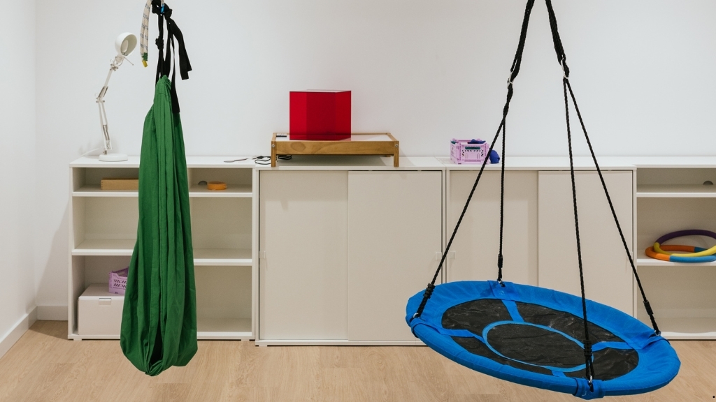 Παιδικός χώρος θεραπείας με κούνια και εξοπλισμό αισθητηριακής ολοκλήρωσης.