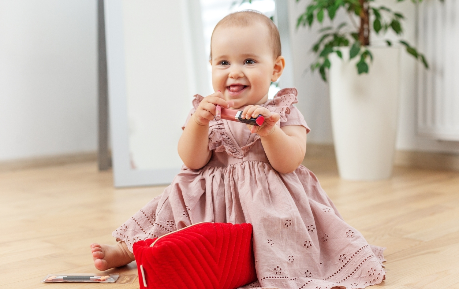 Μωρό κάθεται και παίζει χαρούμενο με αντικείμενο, δείχνοντας φυσιολογική ανάπτυξη.